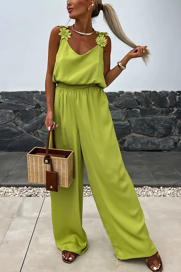 Combinaison d'été ample avec fleurs brodées et bretelles unies pour un style élégant et confortable