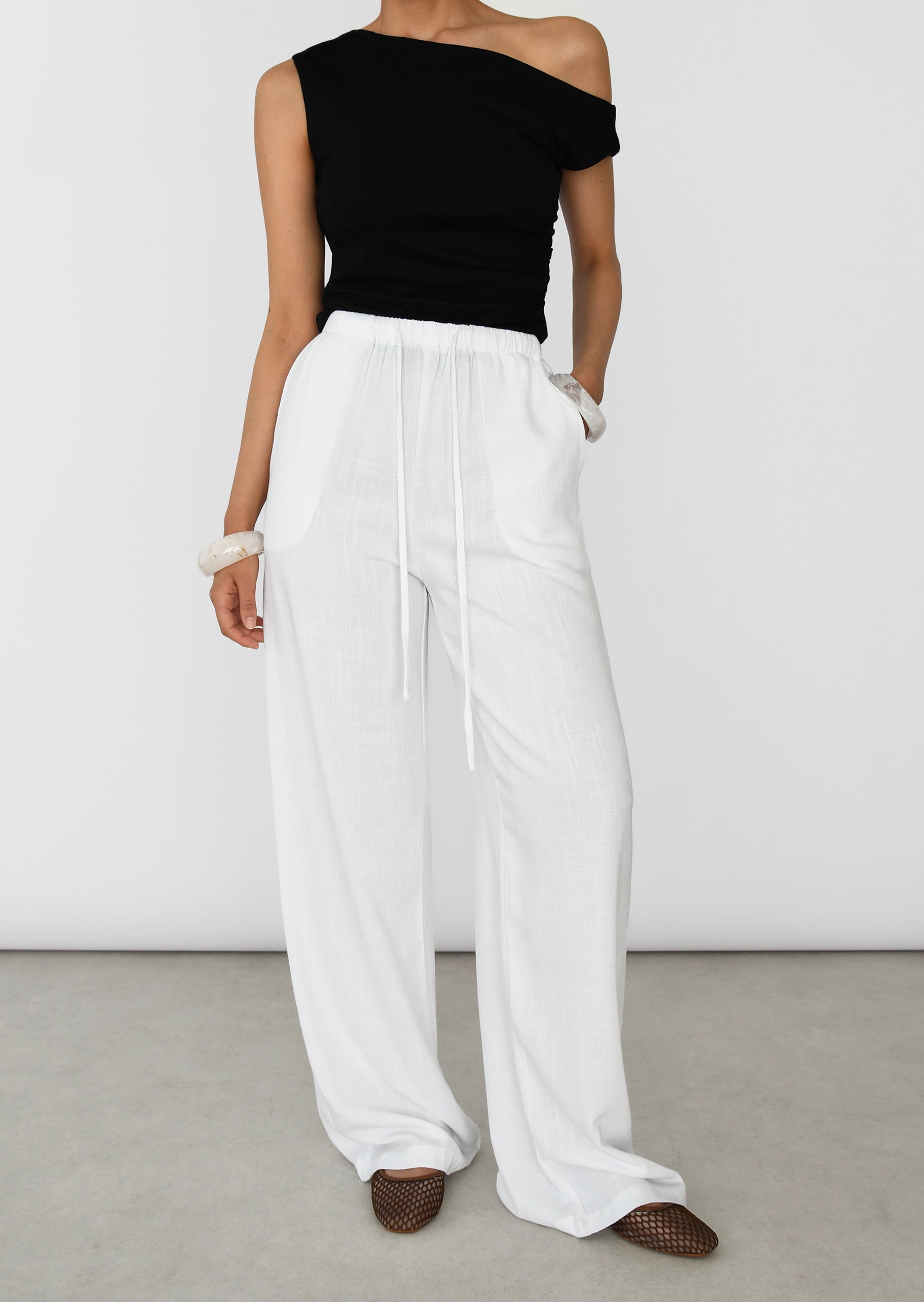Pantalon large en lin avec cordon de serrage pour un look élégant et confortable