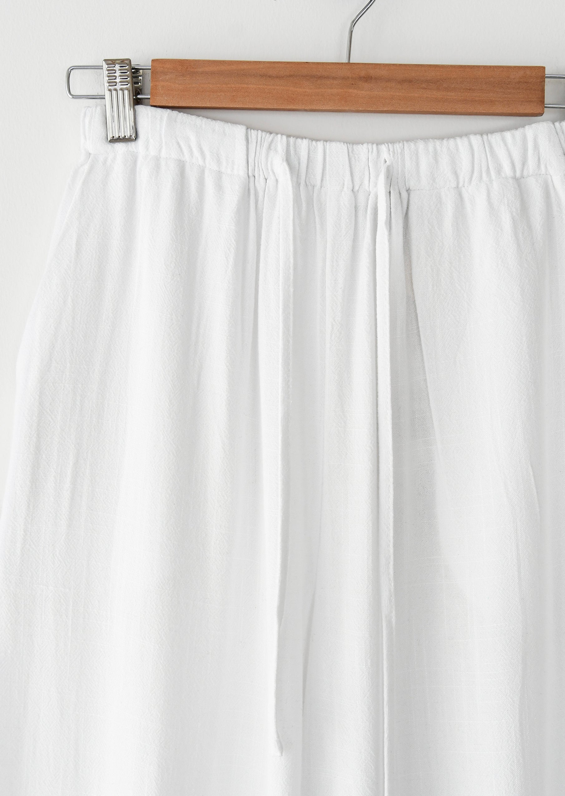 Pantalon large en lin avec cordon de serrage pour un look élégant et confortable