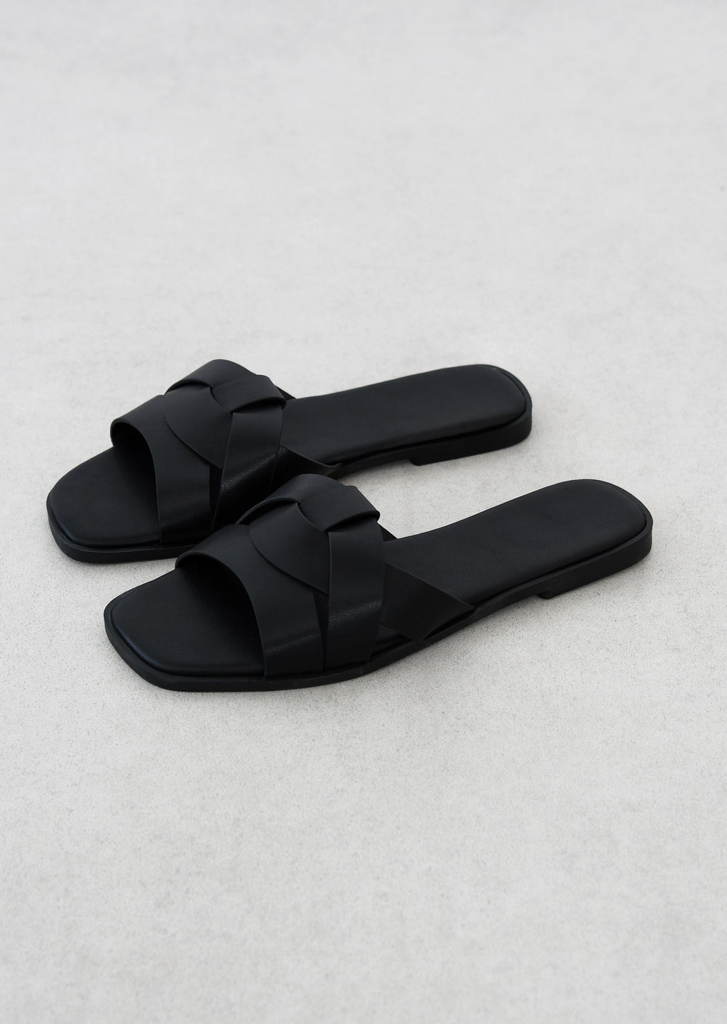 Elegant flat sandals with straps for a chic and comfortable look