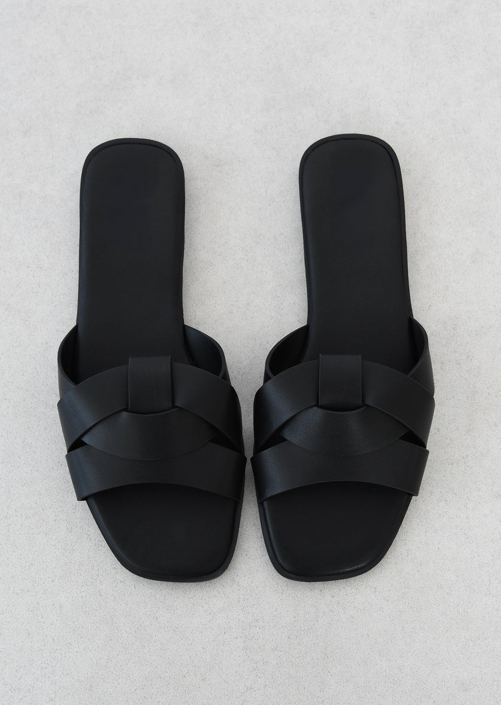 Elegant flat sandals with straps for a chic and comfortable look