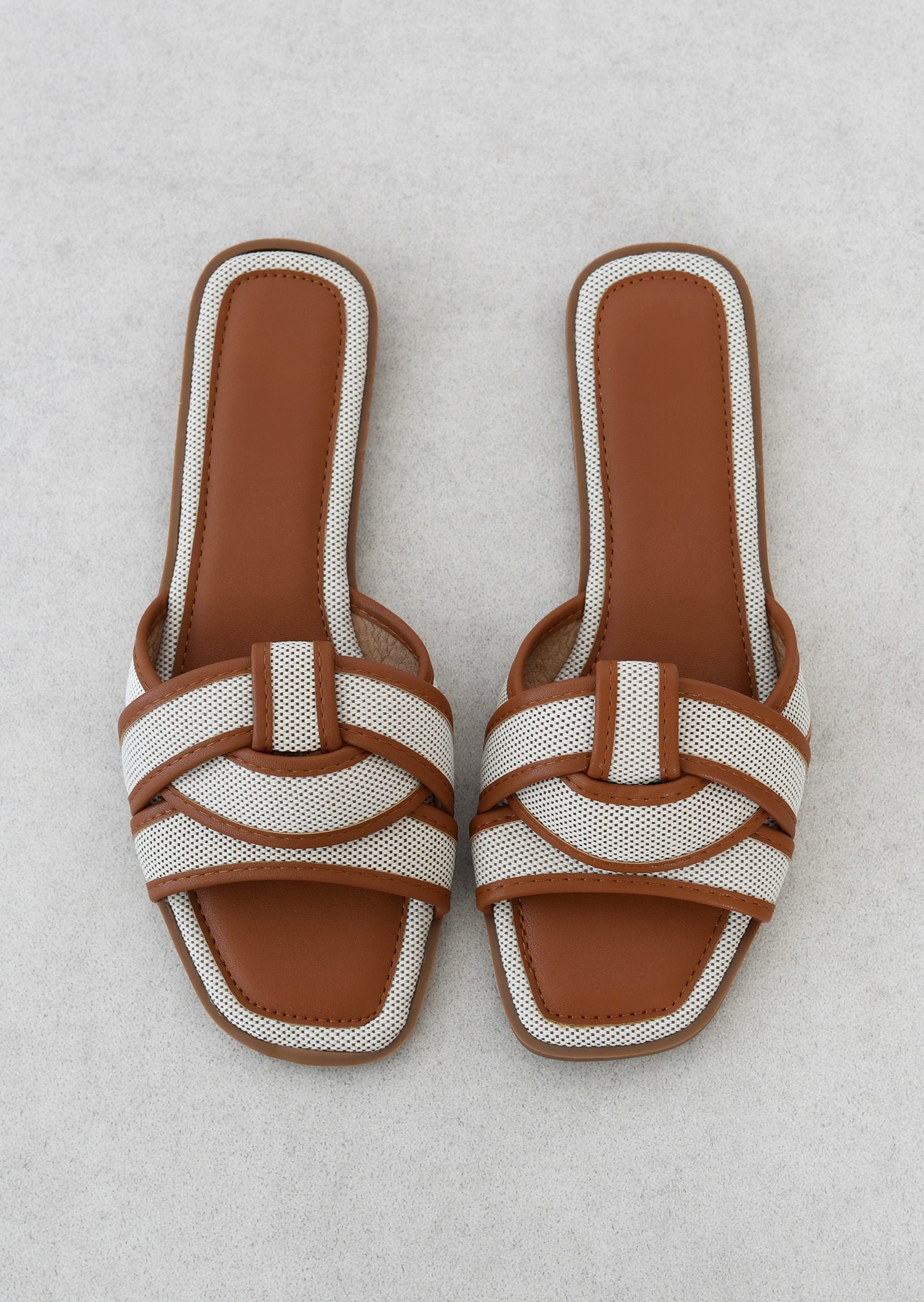 Sandales plates élégantes à brides raffinées