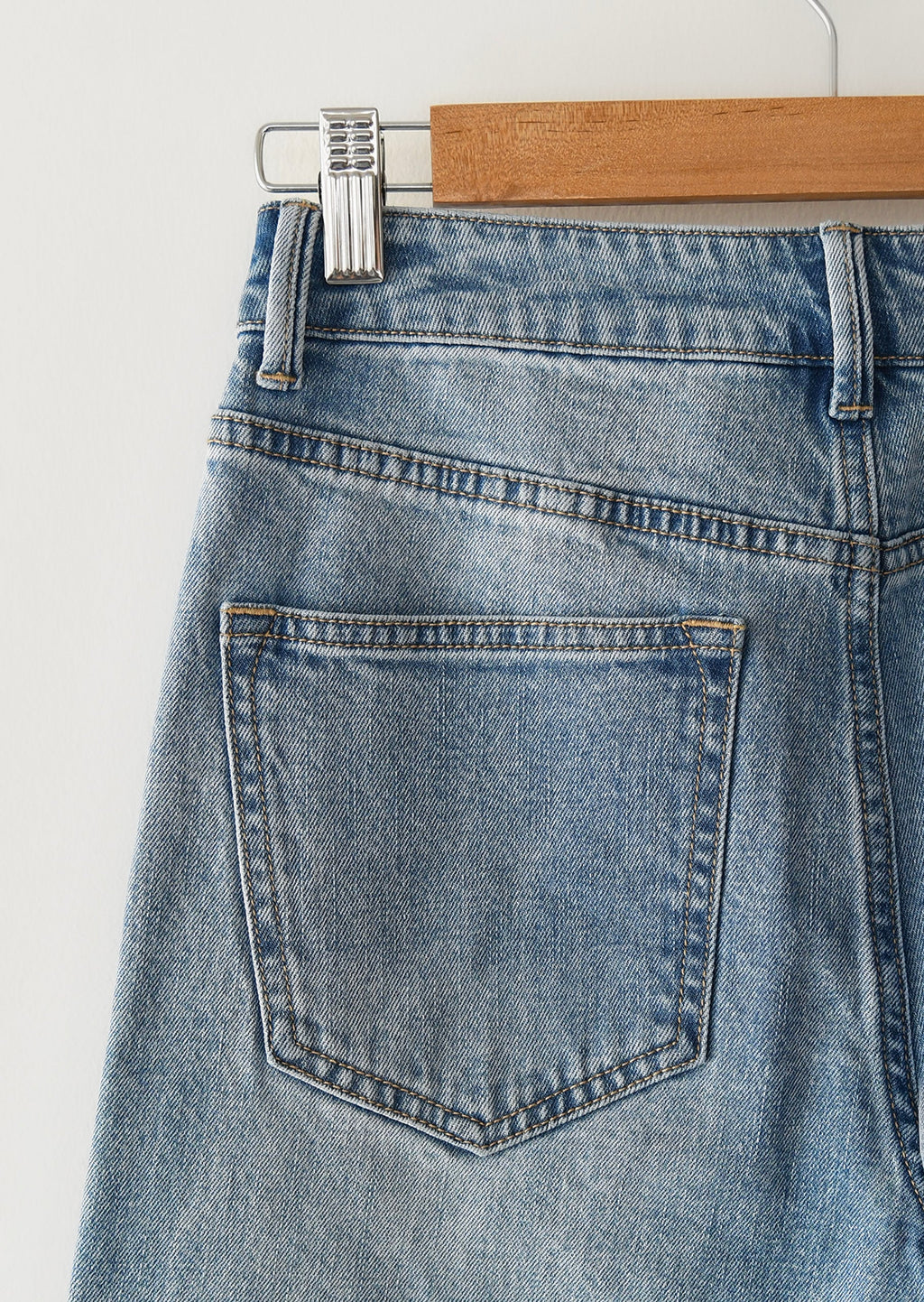Straight high-waisted jeans for an elegant and comfortable style