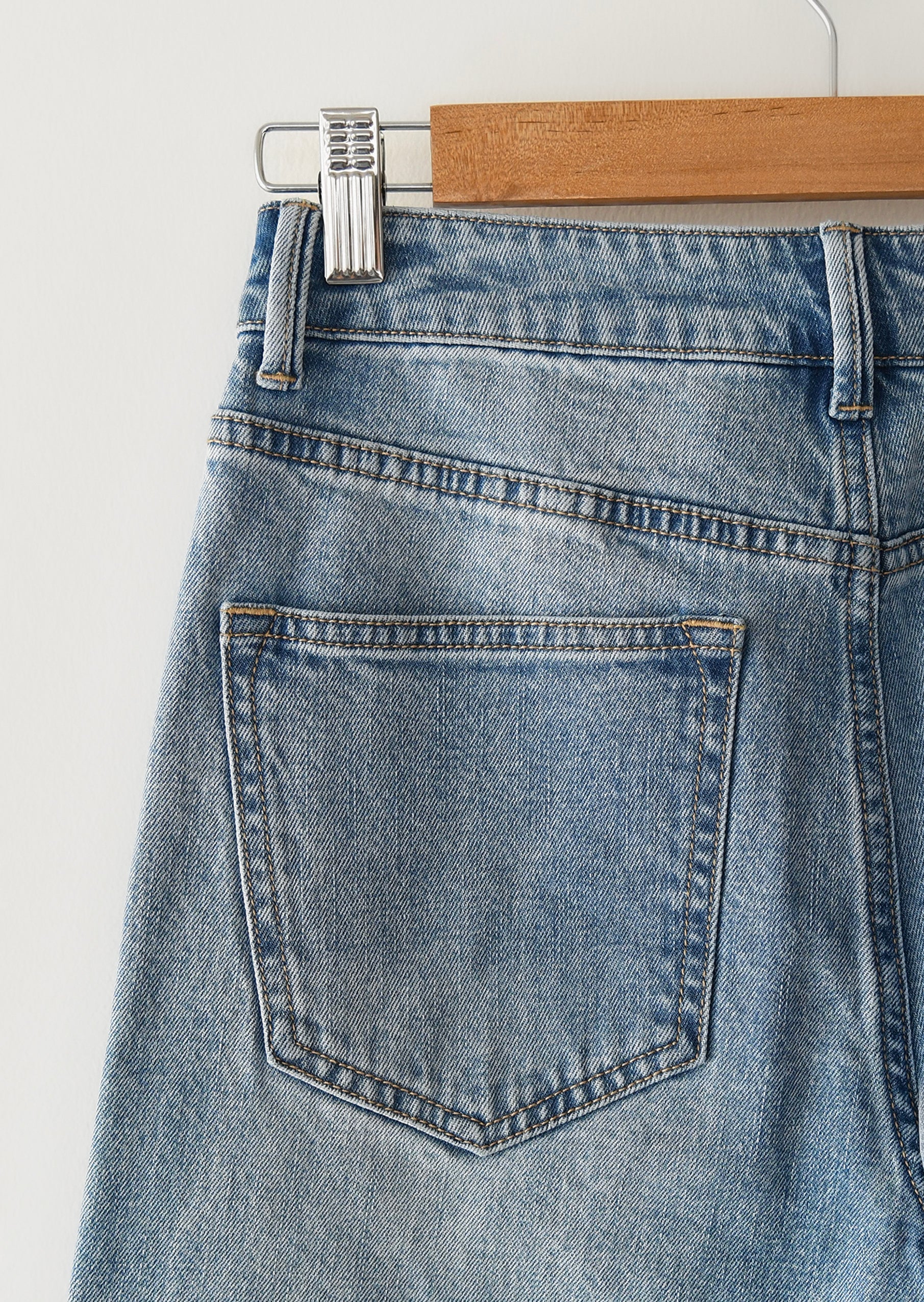Jean droit taille haute pour un style élégant et confortable