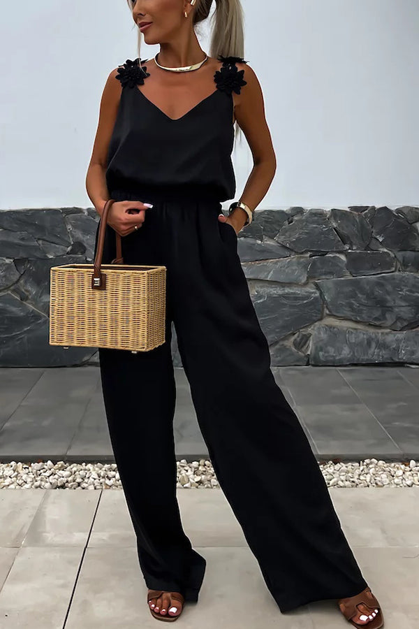 Combinaison d'été ample avec fleurs brodées et bretelles unies pour un style élégant et confortable