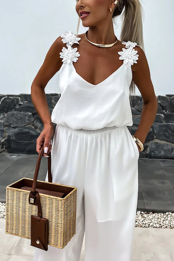Combinaison d'été ample avec fleurs brodées et bretelles unies pour un style élégant et confortable