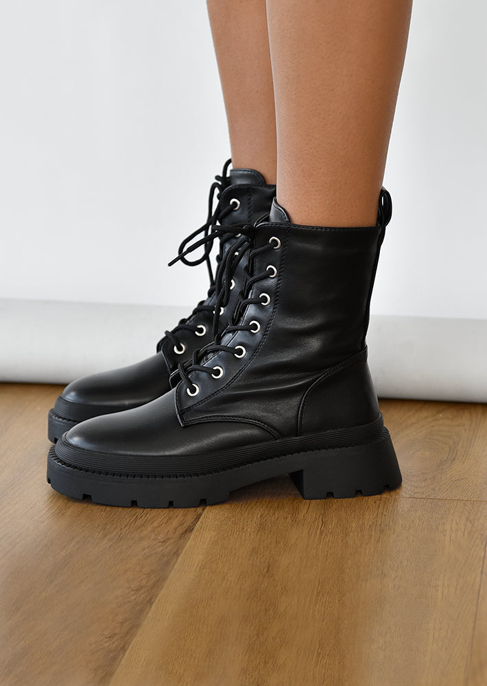 Chaussures à lacets épaisses, tendance et confortables