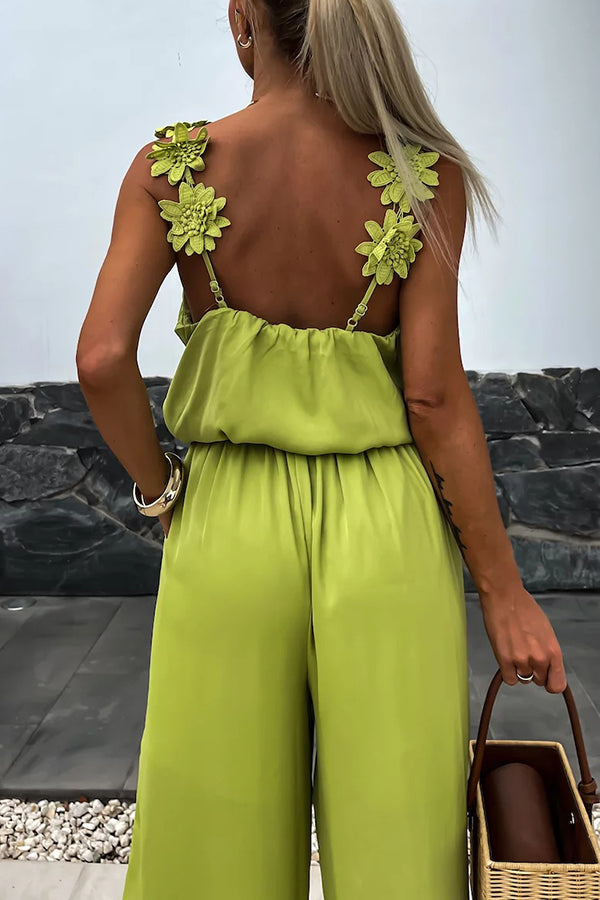 Combinaison d'été ample avec fleurs brodées et bretelles unies pour un style élégant et confortable