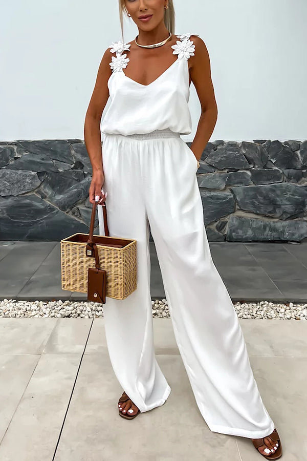 Combinaison d'été ample avec fleurs brodées et bretelles unies pour un style élégant et confortable