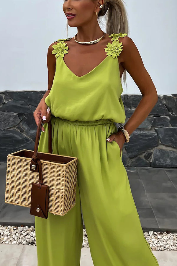 Combinaison d'été ample avec fleurs brodées et bretelles unies pour un style élégant et confortable